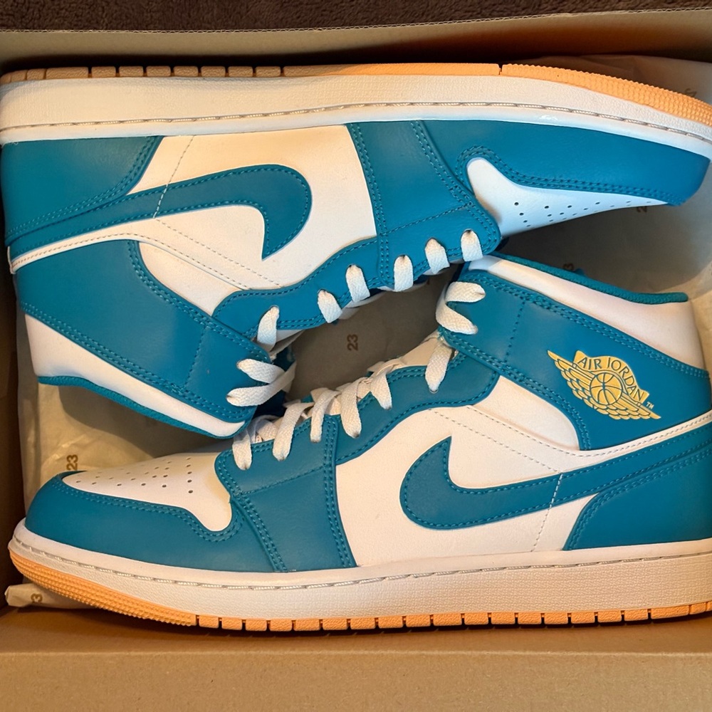 Nike Air Jordan 1 Mid in Teal and White